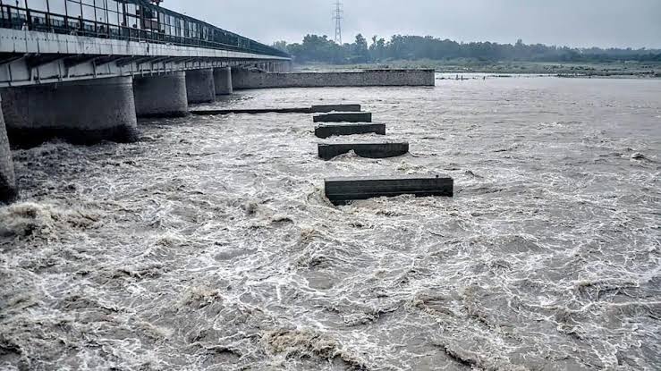 دہلی: جمنا خطرے کے نشان پر ، دارالحکومت کے کئی علاقوں میں سیلاب کا خطرہ، الرٹ جاری