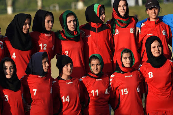 افغانستان سے خواتین فٹ بال کھلاڑیوں کو قطر لایا گیا