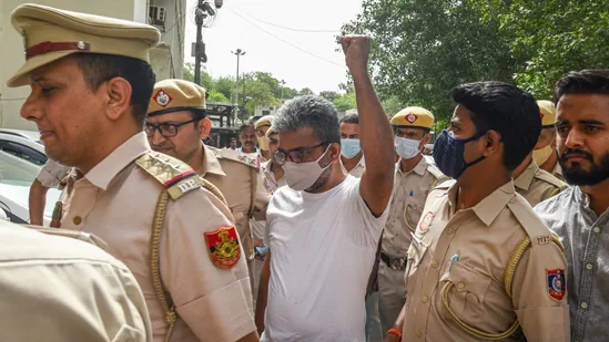 شیو لنگ کیخلاف متنازعہ پوسٹ کرنے کی پاداش میں ہندو کالج کے پروفیسر گرفتار،ضمانت پر رہا